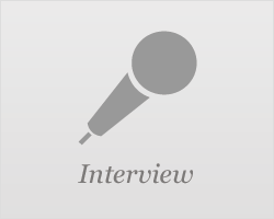 Mikrofon, darunter Schriftzug "Interview"