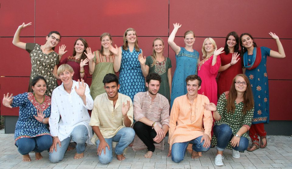 Gruppe von Jugendlichen in indischen Gewändern, winkend