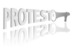 Schriftzug "Protest", der aus Megafon heraustönt