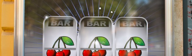 Plakat mit drei gleichen Symbolen von Glücksspielautomat