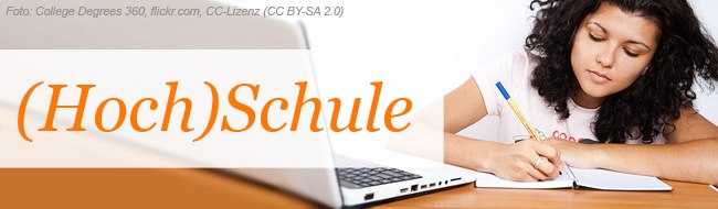 Foto: College Degrees 360, flick.com, CC-Lizenz (CC BY-SA 2.0) junge Frau vor einem Notebook sitzen, macht sich Notizen in einem Block.