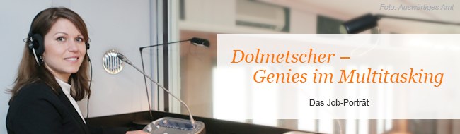 Bild zeigt Dolmetscherin in Simultankabine mit Schriftzug "Dolmetscher - Genies im Multitasking"