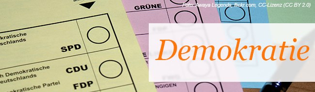 Stimmzettel mit Schriftzug "Demokratie"
