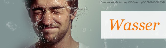 Foto: raouli, flickr.com, CC-Lizenz (CC BY-NC-SA 2.0) Mann mit Wasserspritzern im Gesicht.