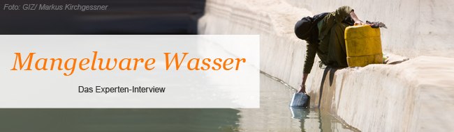 Foto: GIZ/ Markus Kirchgessner Verschleierte Frau schöpft Wasser aus Zisterne