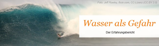 Foto: Jeff Rowley, flickr.com, CC-Lizenz (CC BY 2.0) Eine riesen Welle, die einen Surfer zu verschlucken droht.
