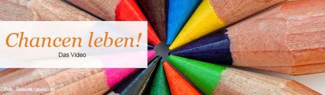 Buntstifte in allen Farben liegen beieinander