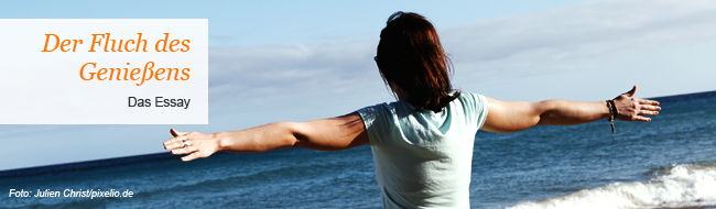 Eine junge Frau steht am Meer.