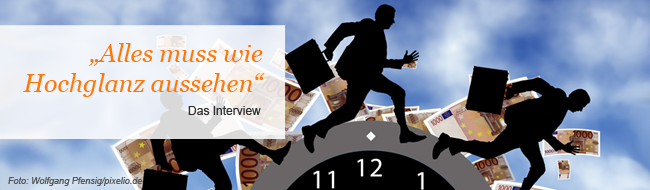 Geld, rennende Menschen und eine Uhr