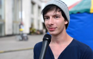 Porträt von männlichem Umfrageteilnehmer