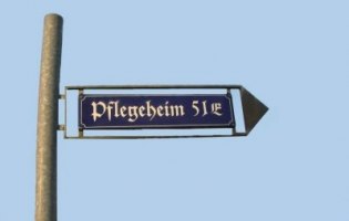 Schild zeigt Richtung "Pflegeheim"