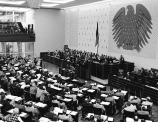 Sitzungssaal Bundestag Bonn, Abgeordnete an Pulten, Deutschland-Adler an der Wand