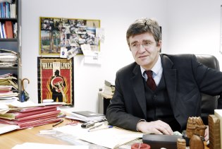 Der Dresdner Oberstaatsanwalt Christian Avenarius sitzt an seinem Schreibtisch.