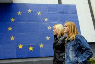 Mädchen vor EU flagge