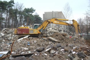 Bagger steht auf Schutthalde