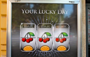 Foto: Veronika Müßig Plakat mit "Drei Richtige" in Glücksspielautomat