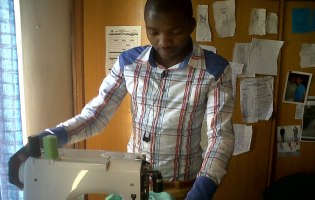 Foto: Eva Maria Marks Sivatho bei der Arbeit an der Nähmaschine