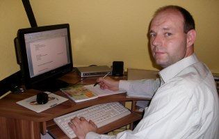 Bildquelle: Björn Födisch Auf dem Bild ist Björn Födisch an seinem Schreibtisch zu sehen.