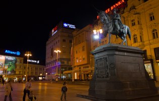 Auf dem Bild ist der Marktplatz von Zagreb zu sehen samt Reiterdenkmal.