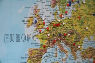 Eine Karte von Europa mit vielen Stecknadeln drin.