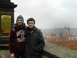 Schekker-Autor Alexander Rehberg gemeinsam mit seinem Gastfamilien-Bruder Adrien in Prag.