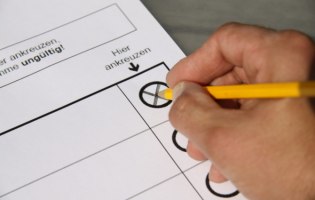 Ein Wahlzettel wird ausgefüllt