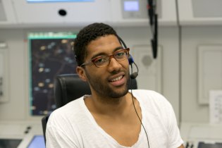 Alexander Diolulu an seinem Arbeitsplatz