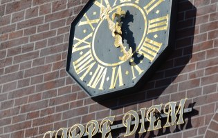 Eine Uhr mit dem Spruch "Carpe Diem"