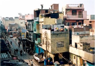 Ansicht aus der Vogelperspektive eines ärmeren Viertels der Stadt Dehli