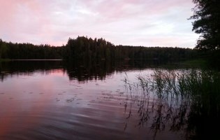 Seenlandschaft in Finnland im Sonnenuntergang