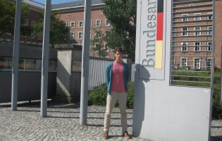 Luka vor dem Migrations- und Flüchtlingsamt