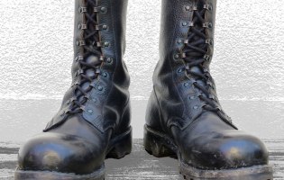 Ein Paar Springerstiefel