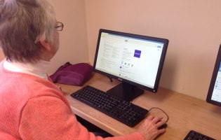 Eine Seniorin vor dem PC