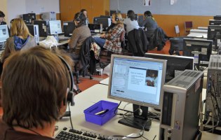 Ein Klassenraum mit Computern