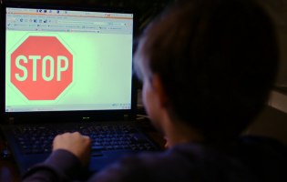 Ein Heranwachsender vor dem Bildschirm mit Stop-Zeichen