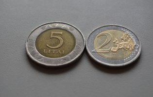 Eine Litas- und eine Euromünze