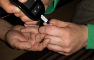 Jemand hilft einer anderen Person