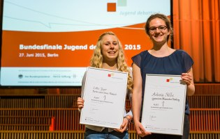 Zwei Mädchen halten ihre Urkunde in die Kamera