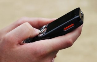 Zwei Hände halten ein schwarzes Smartphone