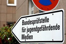 Ein Hinweisschild, auf dem „Bundesprüfstelle für jugendgefährdende Medien“ steht