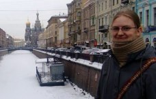 Mädchen vor zugefrorenem Fluss