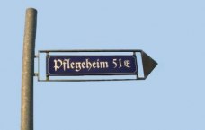 Schild zeigt Richtung "Pflegeheim"