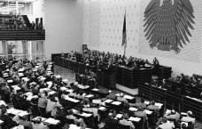 Sitzungssaal Bundestag Bonn, Abgeordnete an Pulten, Deutschland-Adler an der Wand
