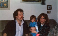 Eltern mit kleinem Kind auf Couch