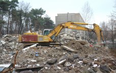 Bagger steht auf Schutthalde