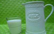 Kanne und Glas mit Milch 