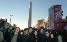 Jugendliche Argentinier vor dem Obelisk in Buenos Aires