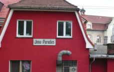 Rotes Bahnhofshäuschen mit Schild "Jena-Paradies"