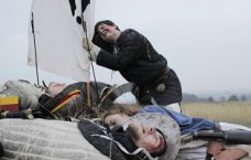 Leute stellen eine Schlacht im Mittelalter dar.