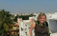 Ronja in Indien. Im Hintergrund Palmen